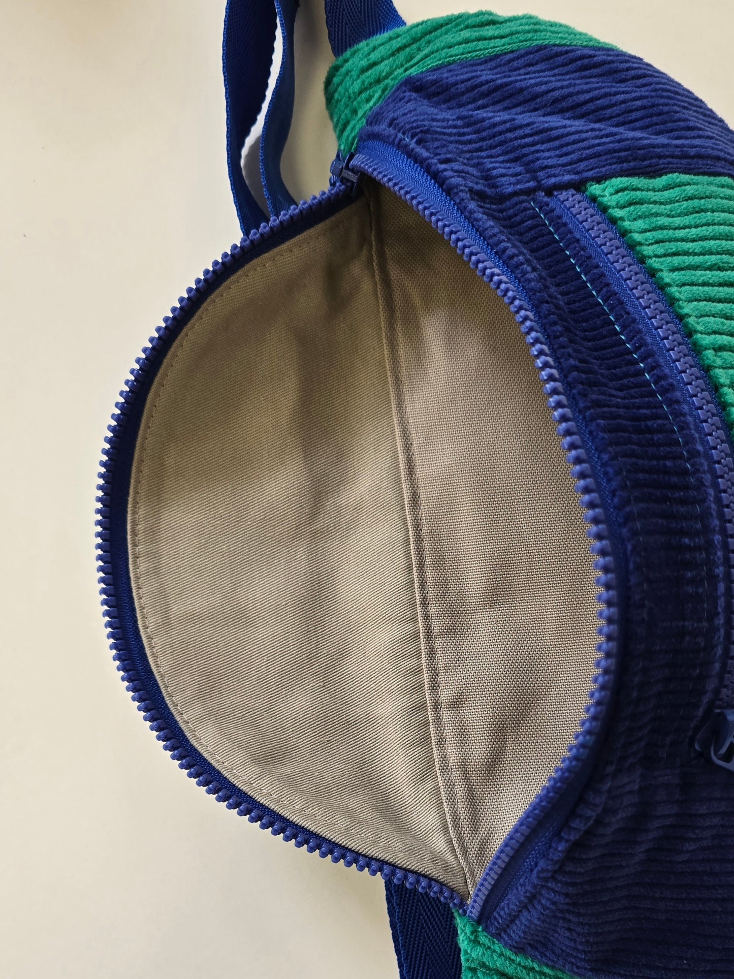 Grande sac banane velours vert/bleu