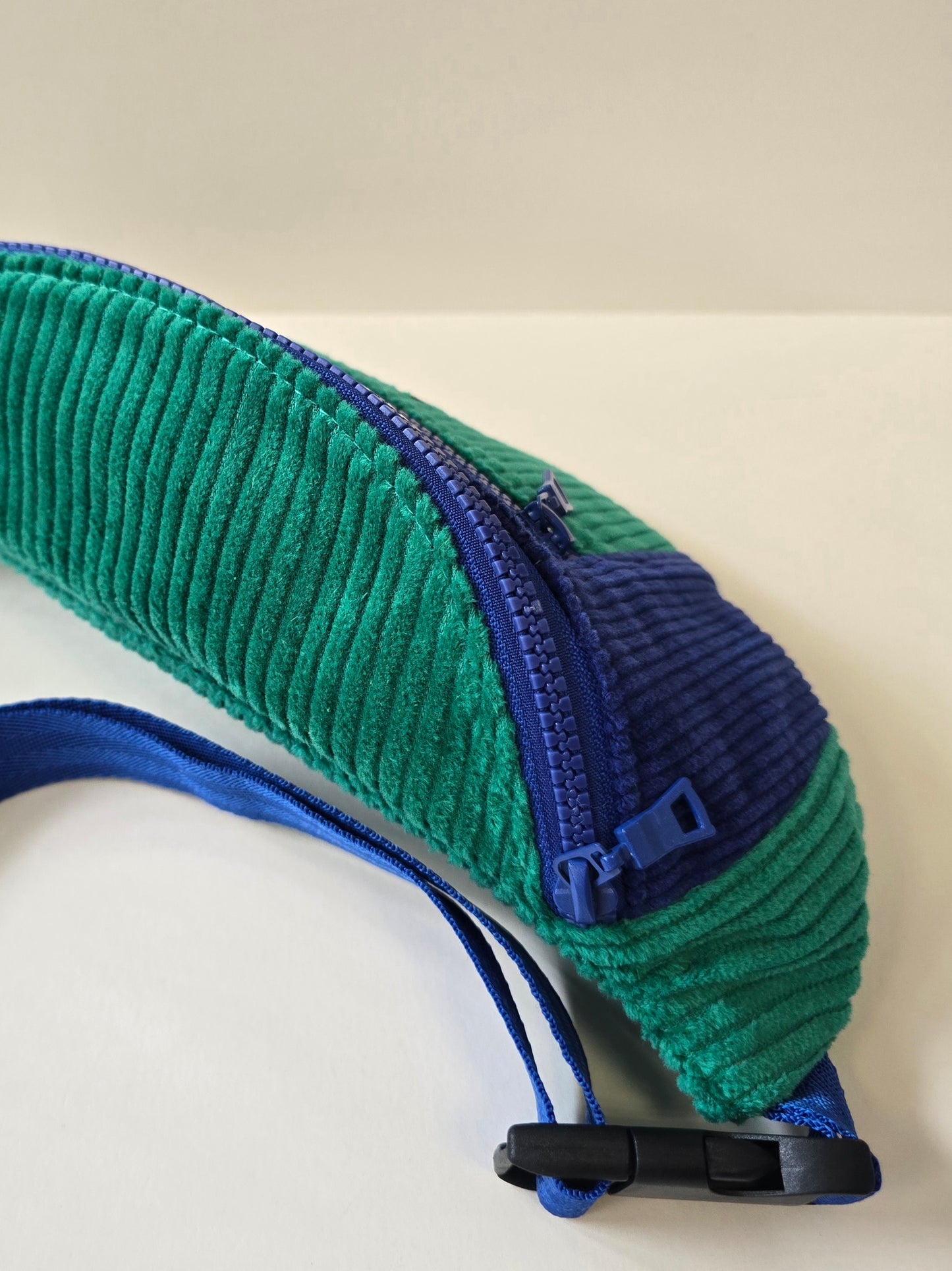 Grande sac banane velours vert/bleu